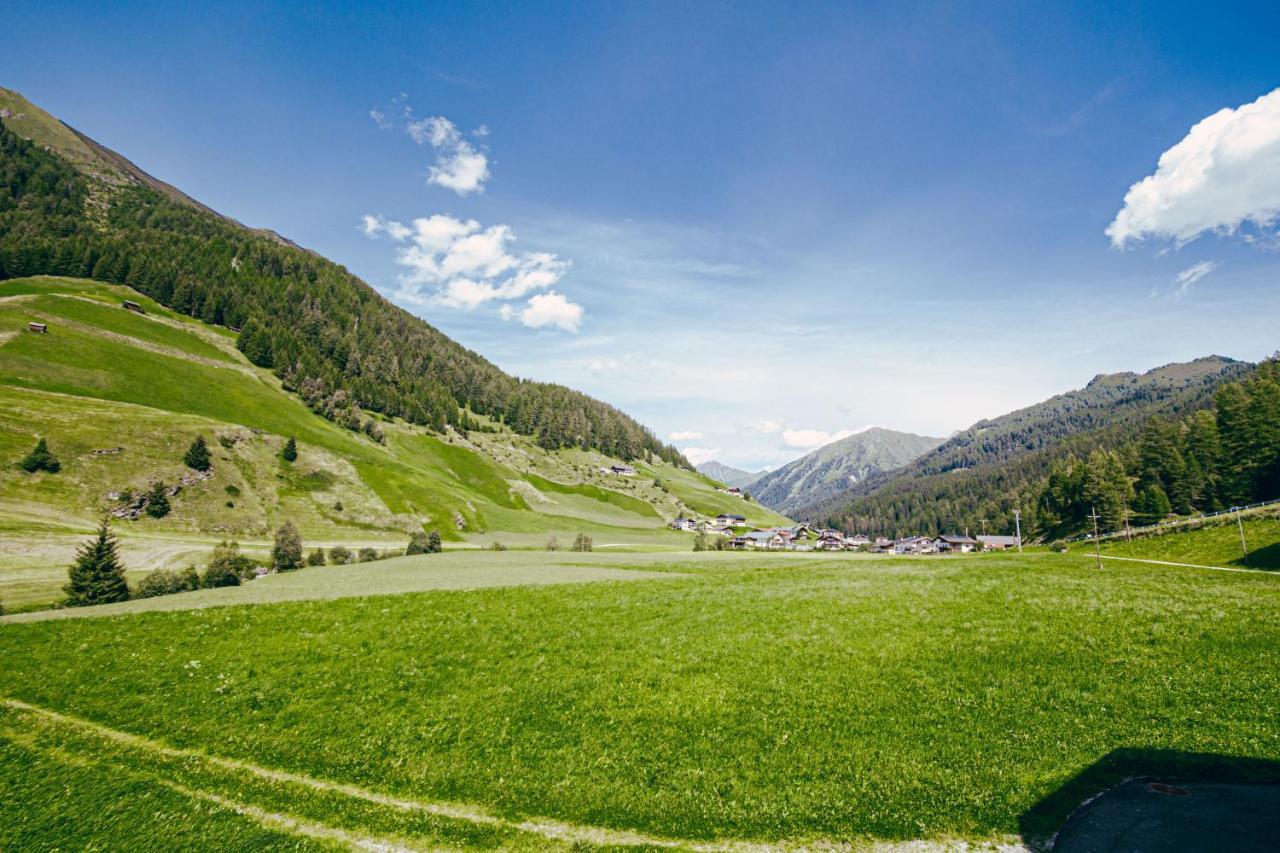 Nedererhof - Zimmer Enzian Mit Gemeinschaftskueche Schmirn Esterno foto